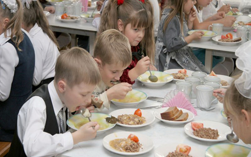 Где лучше всех кормят школьников?